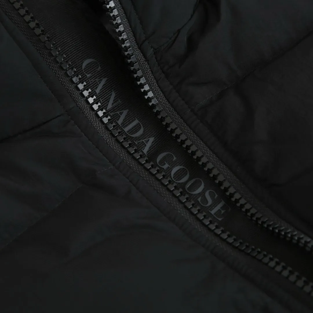 P710 [Exclusive supply] Canada Goose Black Label Badge Down Vest (Black) The high-quality filling is made of 90 national standard high-quality white duck down, selected high-loft velvet, weighing 160g, light and warm, with excellent temperature locking performance and good resilience. The fabric is made of high-quality protective nylon fabric, which not only enhances the wear resistance of the surface, but also takes into account wind resistance, ensuring excellent performance in various harsh weather conditions. Three-dimensional quilting technology and precise thread reinforcement prevent lint from being drilled and ensure that the fluffy and resilient elasticity lasts like new. The ribbon is woven with polyester as the base, and the brand letters are decorated on the ribbon through high-precision computer embroidery. The edges of the pattern are clear, the stitches are fine and even, and multiple layers of embroidery thread are stacked to enhance the three-dimensional effect. Size:S-M-L-XL